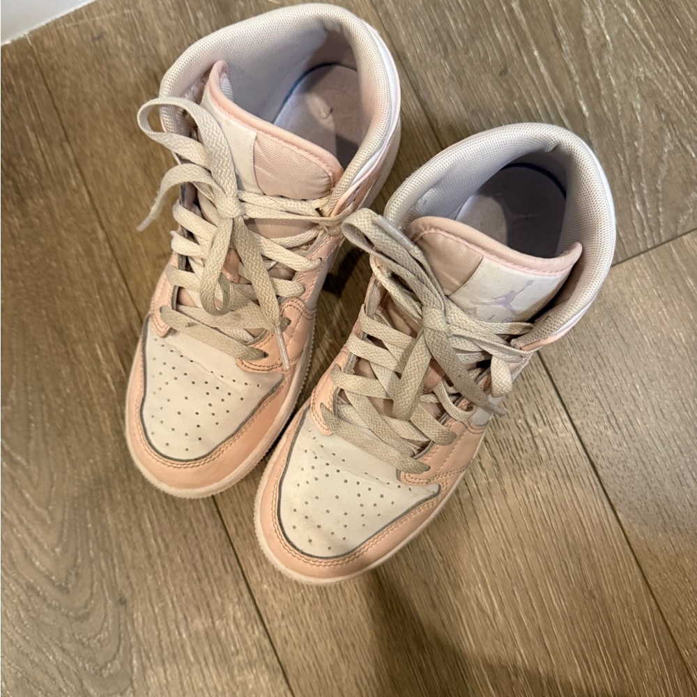 Nike Jordan 1 SE mids Kids' Sneakers size 3.5Y - Picture 3 of 4